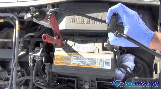 connecting the jumper cables to dead battery